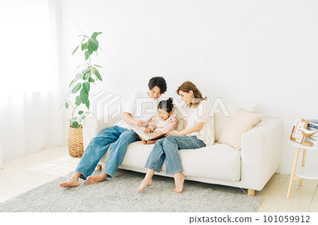 A family relaxing in the living room 101059912