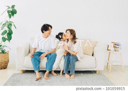 A family relaxing in the living room 101059915