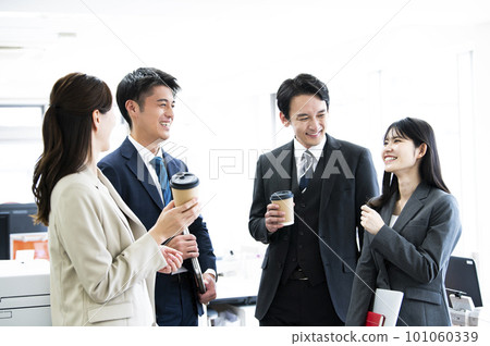 談話的男性和女性辦公室工作者 101060339