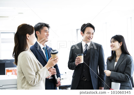Male and female office workers who talk Male and female office workers who talk 101060345