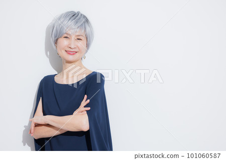 A woman with gray hair 101060587