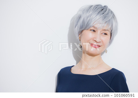 A woman with gray hair 101060591