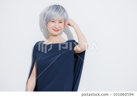A woman with gray hair 101060594