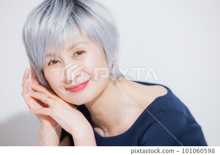 一個頭髮花白的女人 101060598