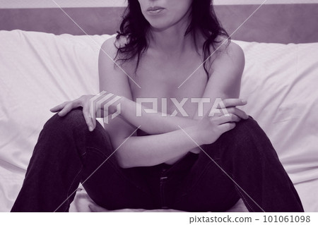 穿著牛仔褲放鬆赤膊的女人 穿著牛仔褲放鬆赤膊的女人 101061098
