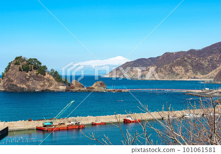[Yura Kaigan, Tsuruoka City, Yamagata Prefecture] In spring, from the observatory on the northern side of Yura Port, you can see Hakusan Island, Hakusan Bridge, and Mt. 101061581
