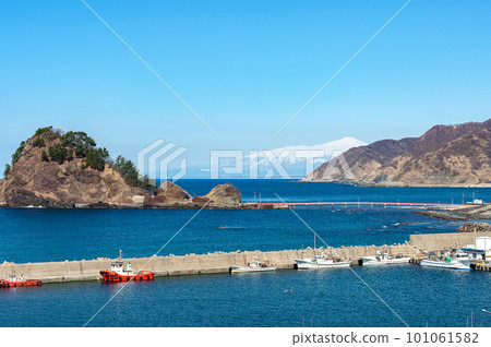 [Yura Kaigan, Tsuruoka City, Yamagata Prefecture] In spring, from the observatory on the northern side of Yura Port, you can see Hakusan Island, Hakusan Bridge, and Mt. 101061582