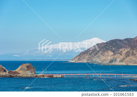 [Yura Kaigan, Tsuruoka City, Yamagata Prefecture] In spring, from the observatory on the northern side of Yura Port, you can see Hakusan Island, Hakusan Bridge, and Mt. 101061583