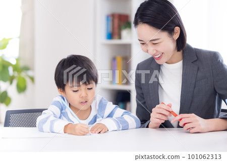 Elementary school students and teachers studying at cram school 101062313