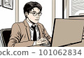在辦公室的計算機上工作的人 101062834