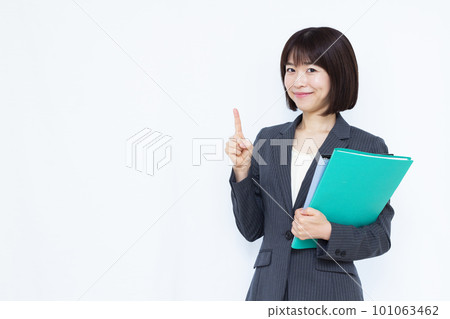 一位三十多歲的西裝女商人在白色背景前豎起食指 101063462