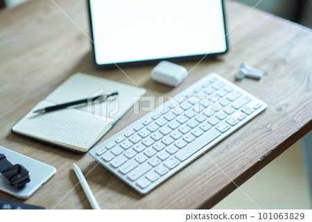 一套商務工具，例如放在休閒桌上的平板電腦 101063829