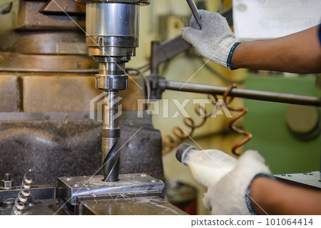 The drilling process on NC milling machine by skill operator. 101064414