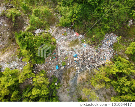 Aerial top down view the rubbish is trapped 101064417
