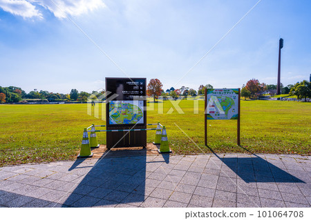 以晴朗的秋天天氣為背景的草坪和公園風景（招牌/指南）``佐賀縣立森林公園'' 101064708