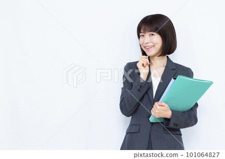 三十多歲的女商人穿著西裝在白色背景前思考 101064827