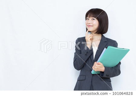 三十多歲的女商人穿著西裝在白色背景前思考 101064828