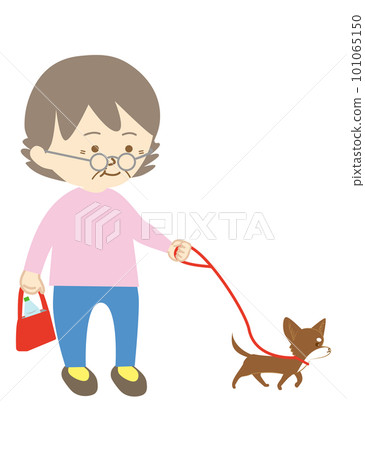 一位戴眼鏡的高級女士遛她的小寵物狗 101065150