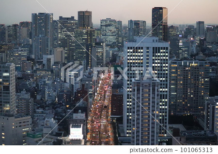 Straight road and skyscrapers from Tokyo Tower 101065313