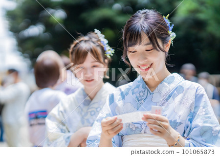 A woman in a yukata who draws an omikuji A woman in a yukata who draws an omikuji 101065873