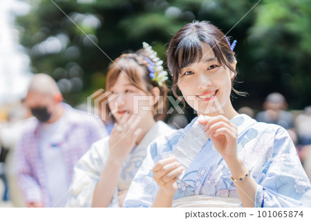 A woman in a yukata who draws an omikuji A woman in a yukata who draws an omikuji 101065874