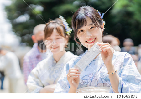 A woman in a yukata who draws an omikuji A woman in a yukata who draws an omikuji 101065875