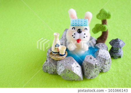 露天浴池中的毛氈兔 101066143