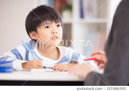 在補習班學習的小學生和老師 101066395