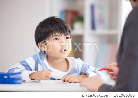 在補習班學習的小學生和老師 101066396