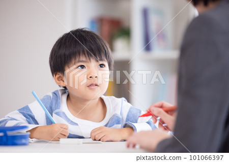 在補習班學習的小學生和老師 101066397