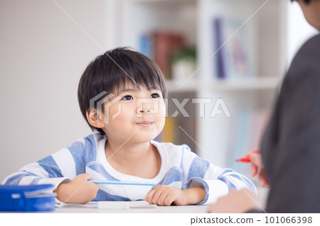 Elementary school students and teachers studying at cram school Elementary school students and teachers studying at cram school 101066398