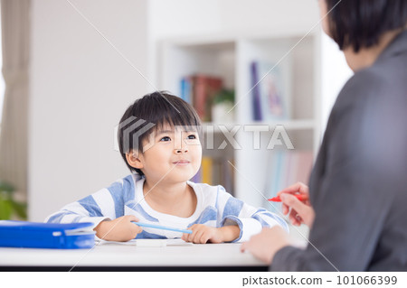 Elementary school students and teachers studying at cram school Elementary school students and teachers studying at cram school 101066399