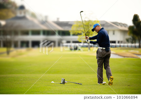打高爾夫球的人 101066894
