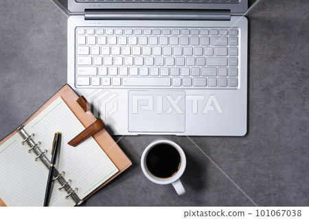 在筆記本電腦上進行辦公桌工作的圖像 在筆記本電腦上進行辦公桌工作的圖像 101067038