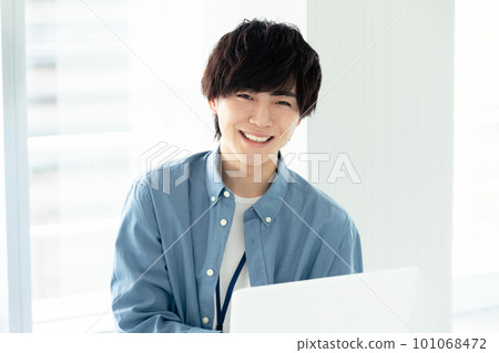 靠窗操作電腦的男人 101068472