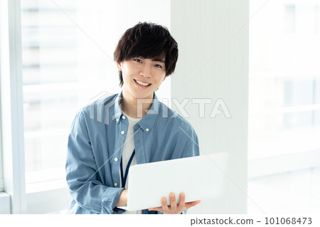 靠窗操作電腦的男人 101068473