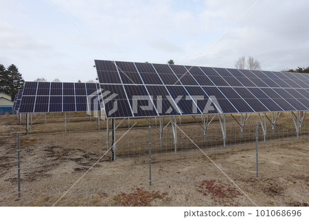 安裝了陡坡面板的北方國家規格太陽能發電廠 101068696