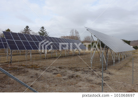 安裝了陡坡面板的北方國家規格太陽能發電廠 安裝了陡坡面板的北方國家規格太陽能發電廠 101068697
