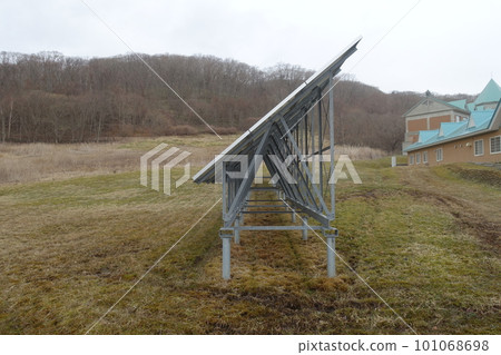安裝了陡坡面板的北方國家規格太陽能發電廠 安裝了陡坡面板的北方國家規格太陽能發電廠 101068698