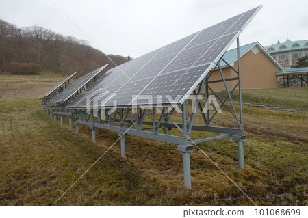 安裝了陡坡面板的北方國家規格太陽能發電廠 安裝了陡坡面板的北方國家規格太陽能發電廠 101068699