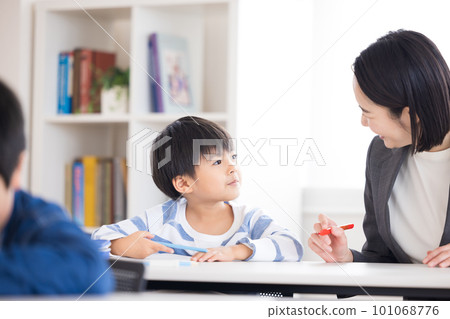 在補習班學習的小學生和老師 在補習班學習的小學生和老師 101068776