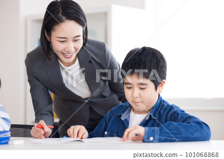 Elementary school students studying at a cram school Elementary school students studying at a cram school 101068868