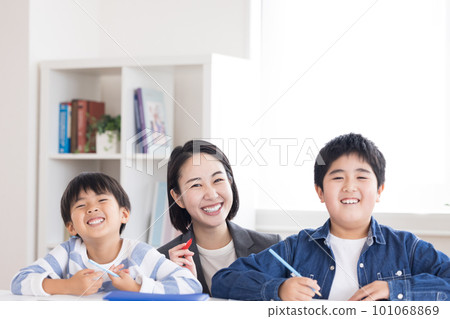 在補習班學習的小學生和老師 101068869