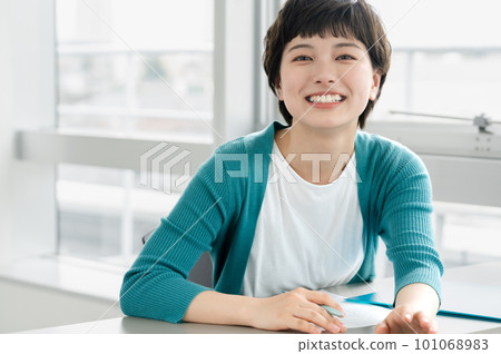一位正在談話的年輕女子的畫像 101068983
