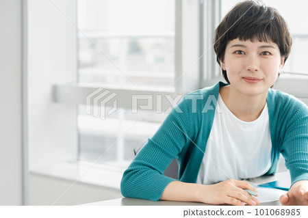 一位正在談話的年輕女子的畫像 101068985