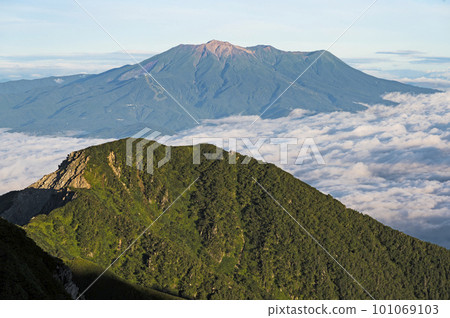 從木曾駒岳看到的御嶽山 101069103