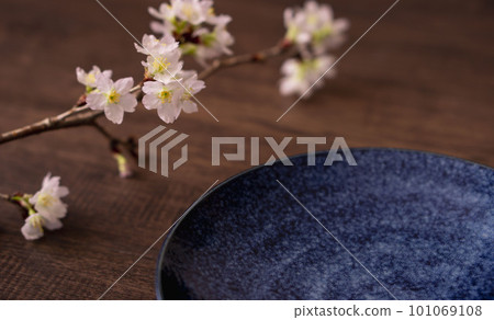 春季餐桌或咖啡館。桌上的盤子和櫻桃樹枝 101069108