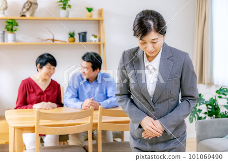 參觀樣板間的一對資深夫婦 101069490