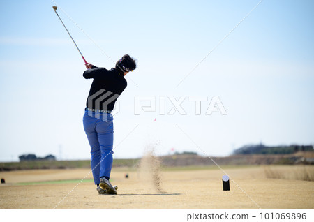 打高爾夫球的人 101069896