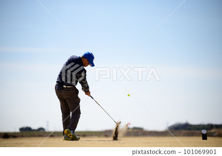 Men who play golf 101069901